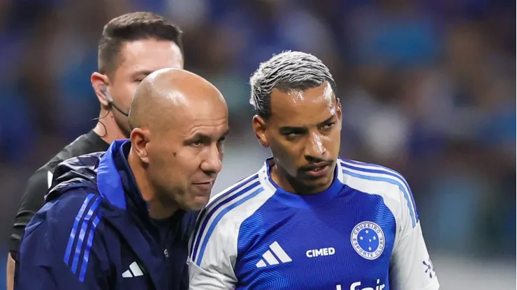 Leonardo Jardim dando instruções para Matheus Pereira.