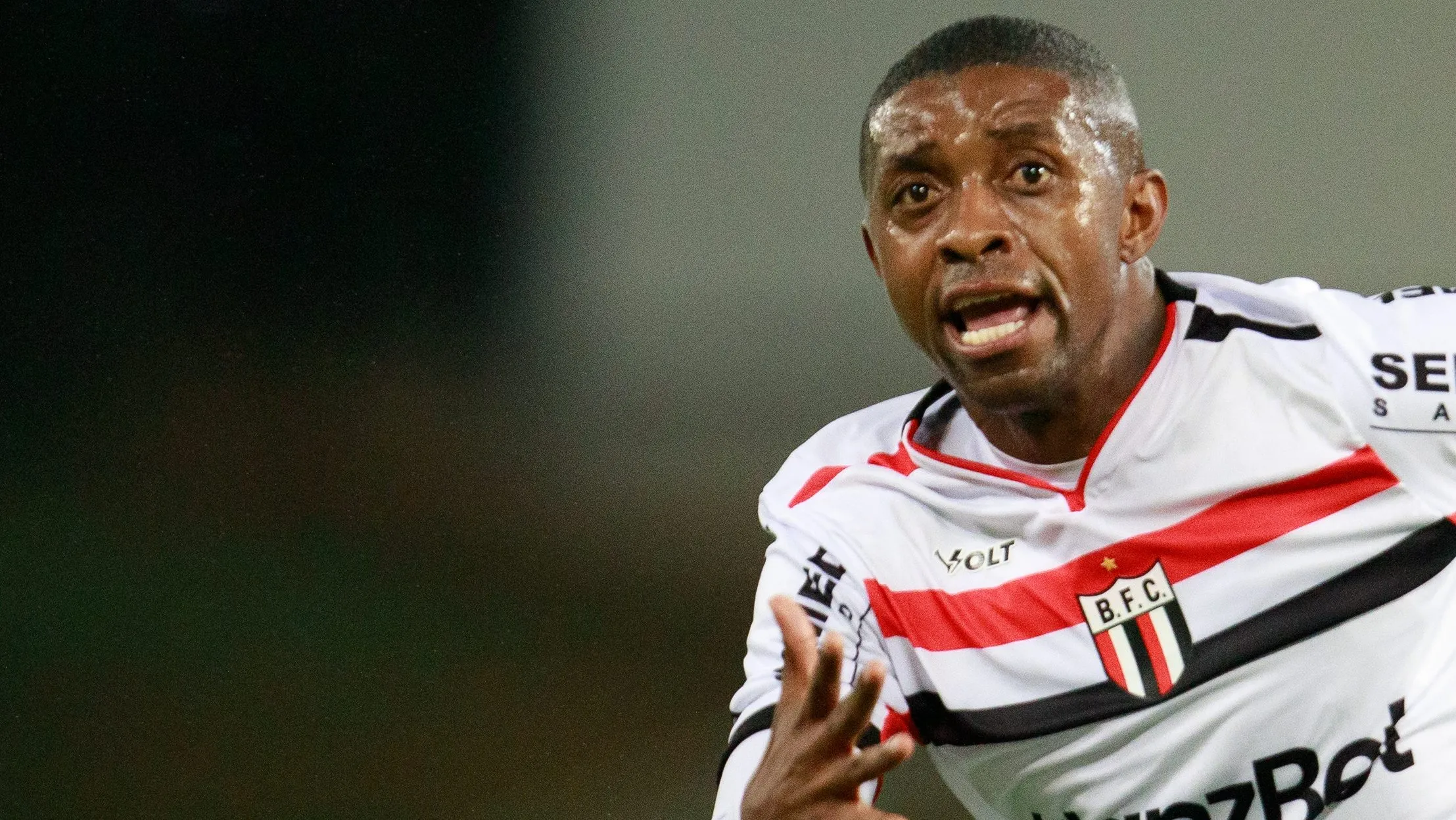 Jonathan Cafu atualmente está no Botafogo-SP - Foto: Gil Gomes/AGIF.