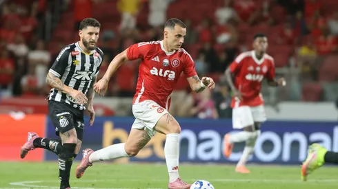 Internacional e Santos são duas equipes que ainda brigam contra rebaixamento à Série B - Foto: Ricardo Duarte/SCI