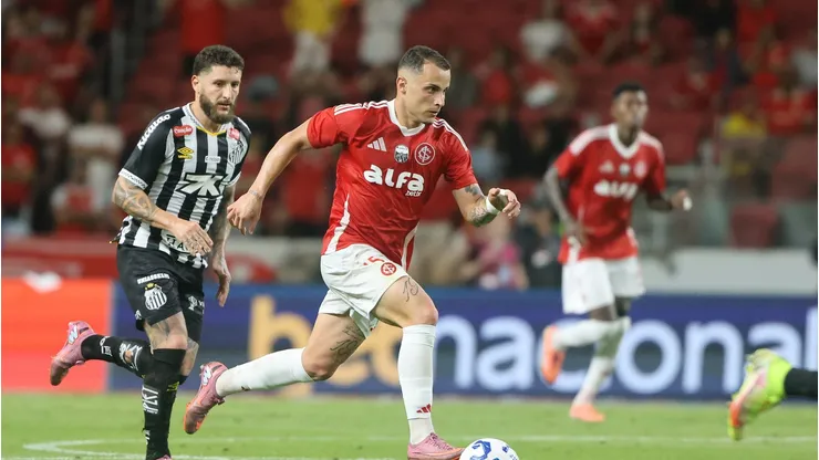 Internacional e Santos são duas equipes que ainda brigam contra rebaixamento à Série B - Foto: Ricardo Duarte/SCI