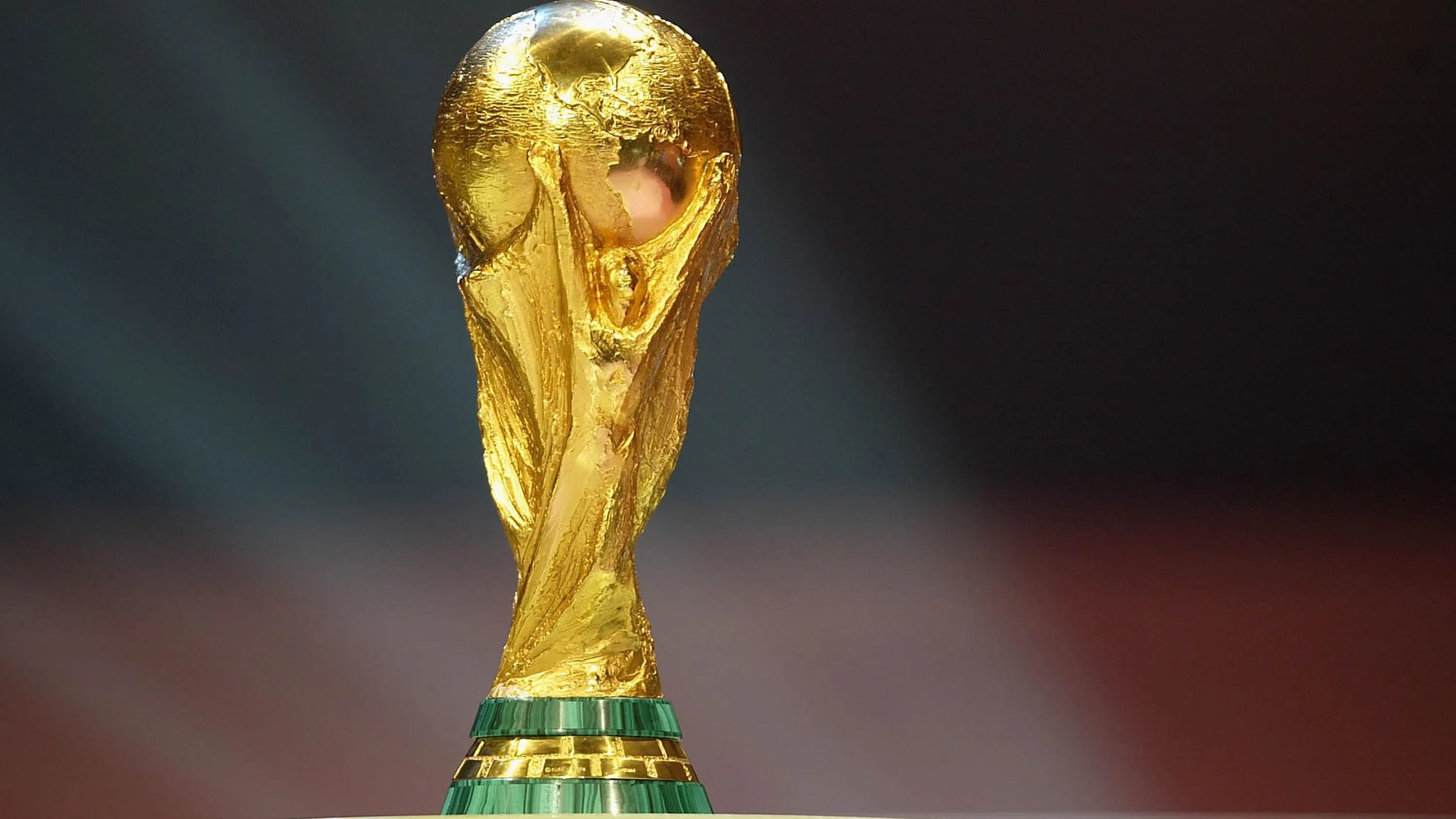 Troféu da Copa do Mundo é o mais cobiçado entre as taças. Foto: Stuart Franklin/Getty Images)