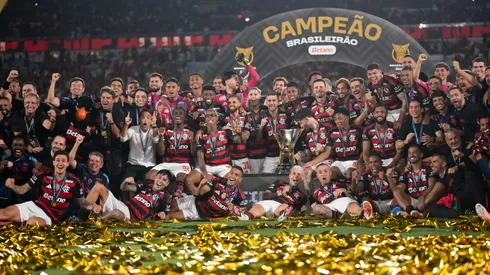 RJ - RIO DE JANEIRO - 03/12/2025 - BRASILEIRO A 2025, FLAMENGO X CEARA - Jogadores do Flamengo comemoram titulo de campeao apos partida contra o Ceara no estadio Maracana pela decisao do campeonato Brasileiro A 2025. Foto: Jorge Rodrigues/AGIF