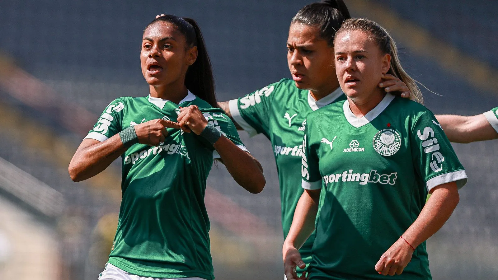 Jogadoras do Palmeiras celebram gol