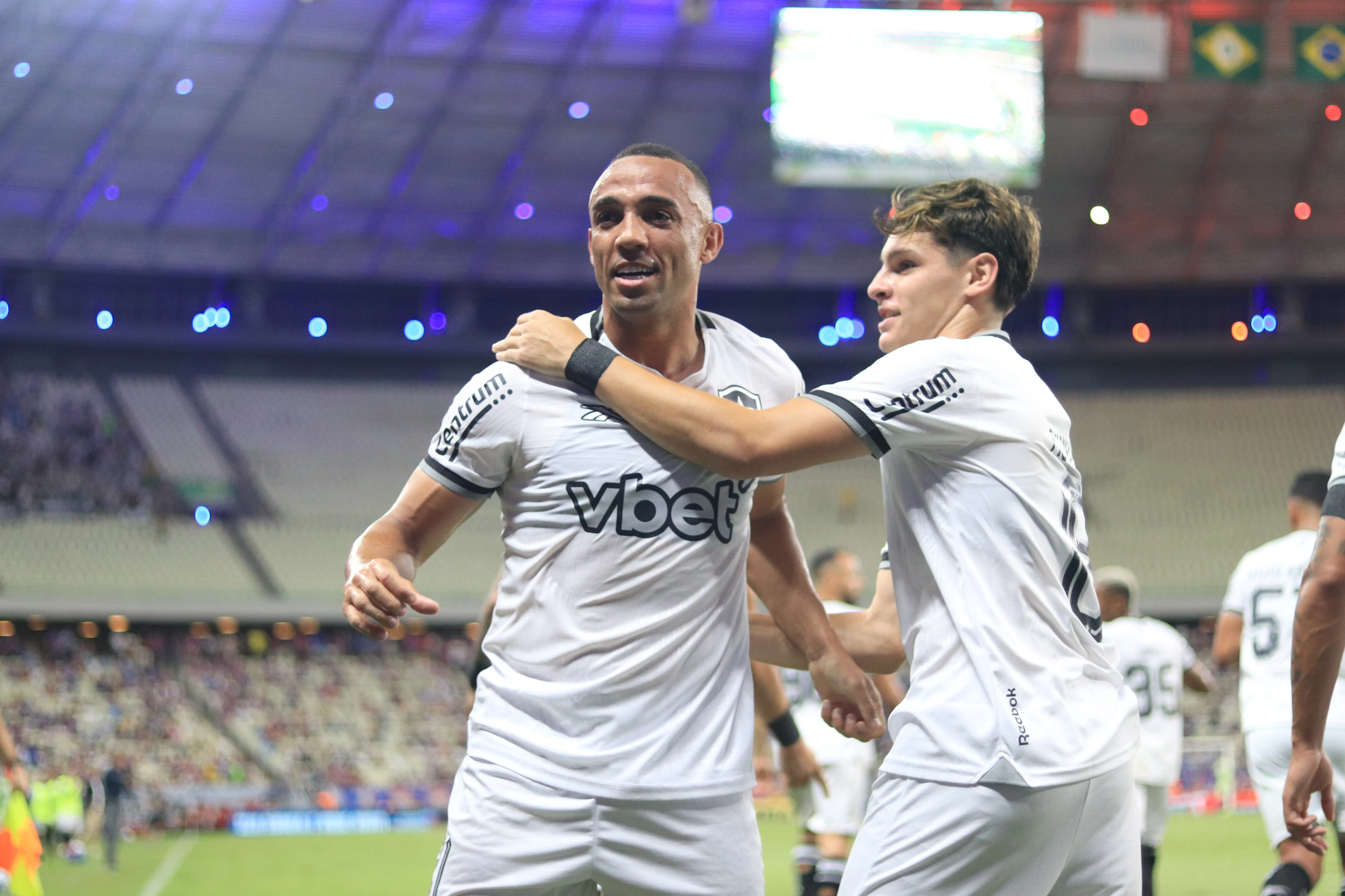 CE – FORTALEZA – 09/08/2025 – BRASILEIRO A 2025, FORTALEZA X BOTAFOGO – marcal jogador do Botafogo comemora seu gol durante partida contra o Fortaleza no estadio Arena Castelao pelo campeonato Brasileiro A 2025. Foto: Baggio Rodrigues/AGIF