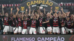 RJ - RIO DE JANEIRO - 03/12/2025 - BRASILEIRO A 2025, FLAMENGO X CEARA - Arrascaeta jogador do Flamengo levanta a taca de campeao durante cerimonia de premiacao ao final da partida contra o Ceara no estadio Maracana pela decisao do campeonato Brasileiro A 2025. Foto: Jorge Rodrigues/AGIF
