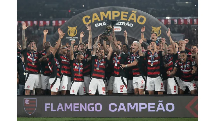 RJ - RIO DE JANEIRO - 03/12/2025 - BRASILEIRO A 2025, FLAMENGO X CEARA - Arrascaeta jogador do Flamengo levanta a taca de campeao durante cerimonia de premiacao ao final da partida contra o Ceara no estadio Maracana pela decisao do campeonato Brasileiro A 2025. Foto: Jorge Rodrigues/AGIF