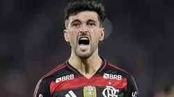 Arrascaeta, jogador do Flamengo, comemora seu gol durante partida contra o Bragantino no estadio Maracana pelo campeonato Brasileiro A 2025. Foto: Alexandre Loureiro/AGIF