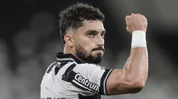 Alex Telles durante partida válida pelo Campeonato Brasileiro