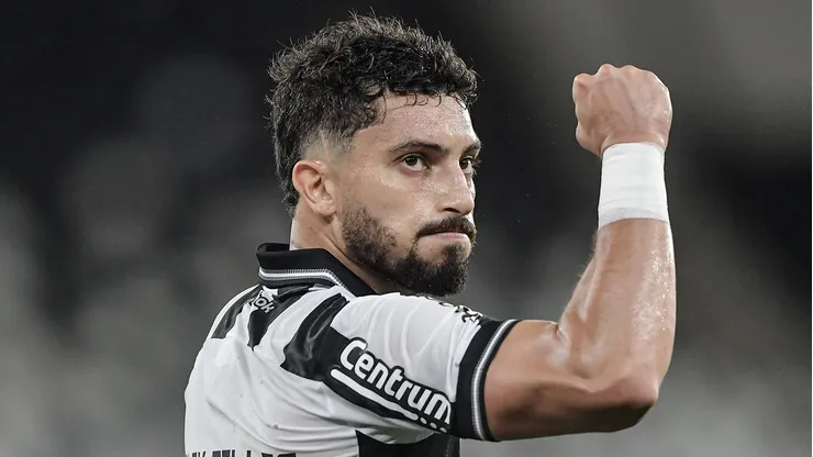 Alex Telles durante partida válida pelo Campeonato Brasileiro