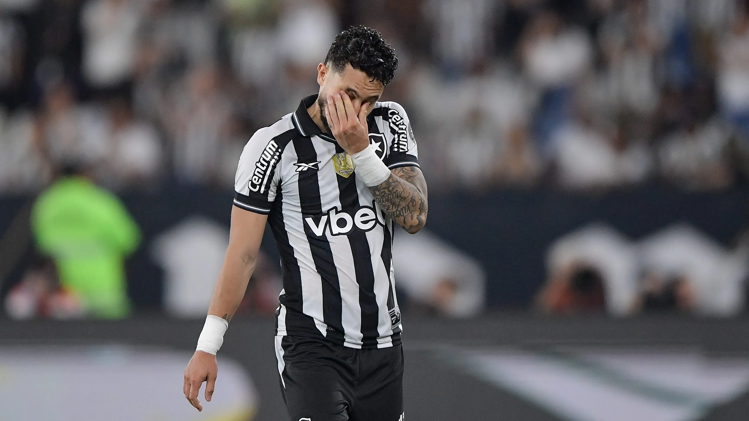 Alex Telles durante partida válida pelo Brasileirão Betano – Foto: Thiago Ribeiro/AGIF