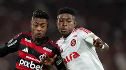 - Vitão disputa bola com Bruno Henrique