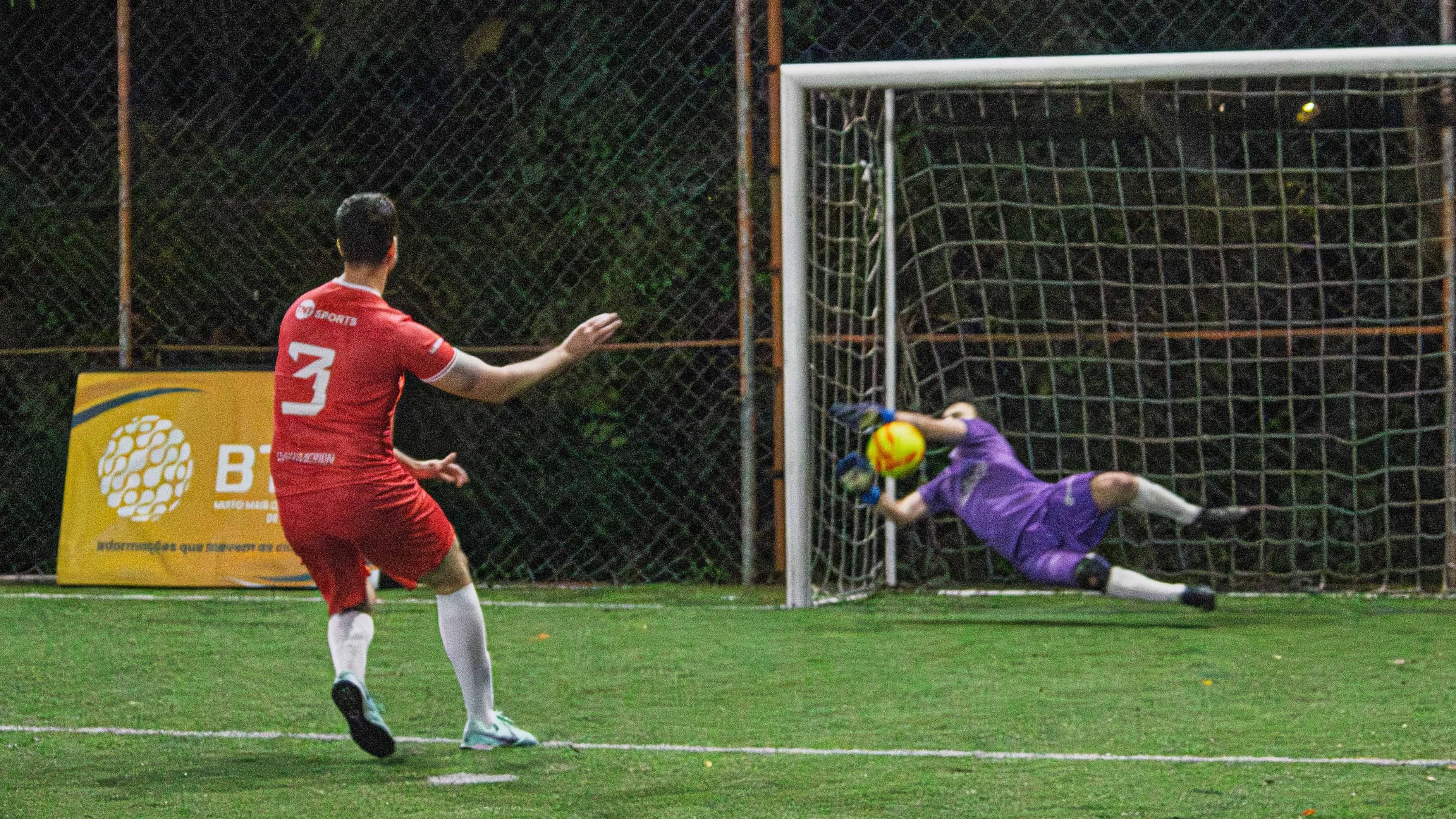 Thiago Fatichi defende o pênalti que deu o título a OGILVY e lhe garantiu o prêmio de melhor goleiro do campeonato –  Gabriel Reinehr/Better Collective