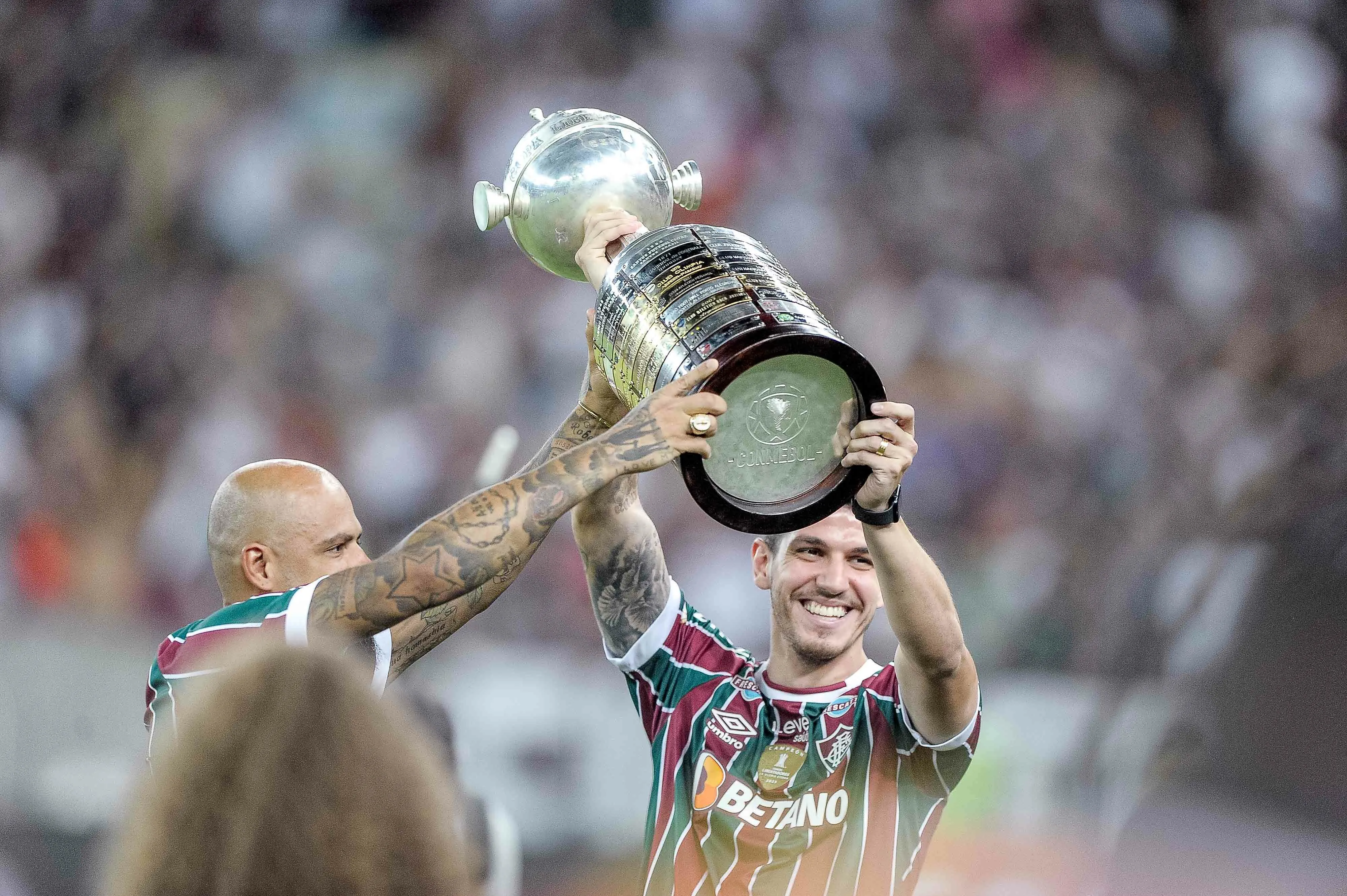 Felipe Melo e Nino jogadores ex-Fluminense exibem troféu da Libertadores no Maracana em foto de arquivo pelo Campeonato Brasileiro 2023 .Foto: Jhony Pinho/AGIF