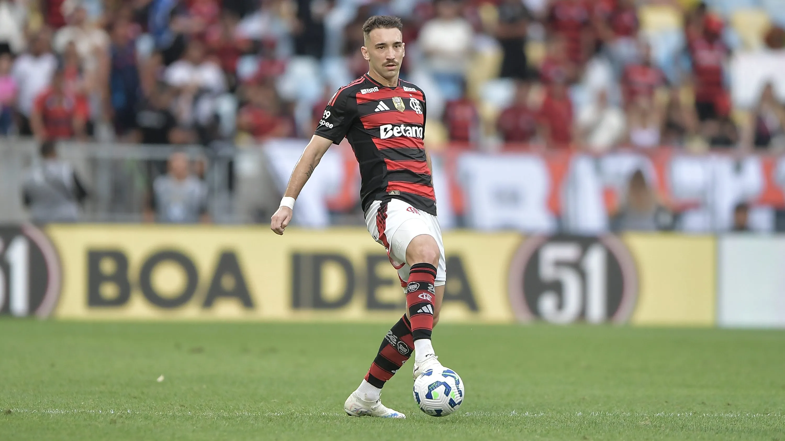 Léo Ortiz, zagueiro do Flamengo, durante partida válida pelo Campeonato Brasileiro – Foto: Thiago Ribeiro/AGIF