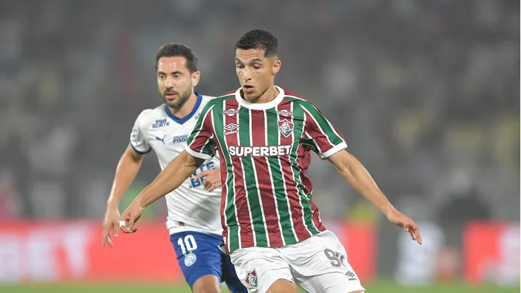 Disputa entre Serna e Éverton Ribeiro pela Copa do Brasil