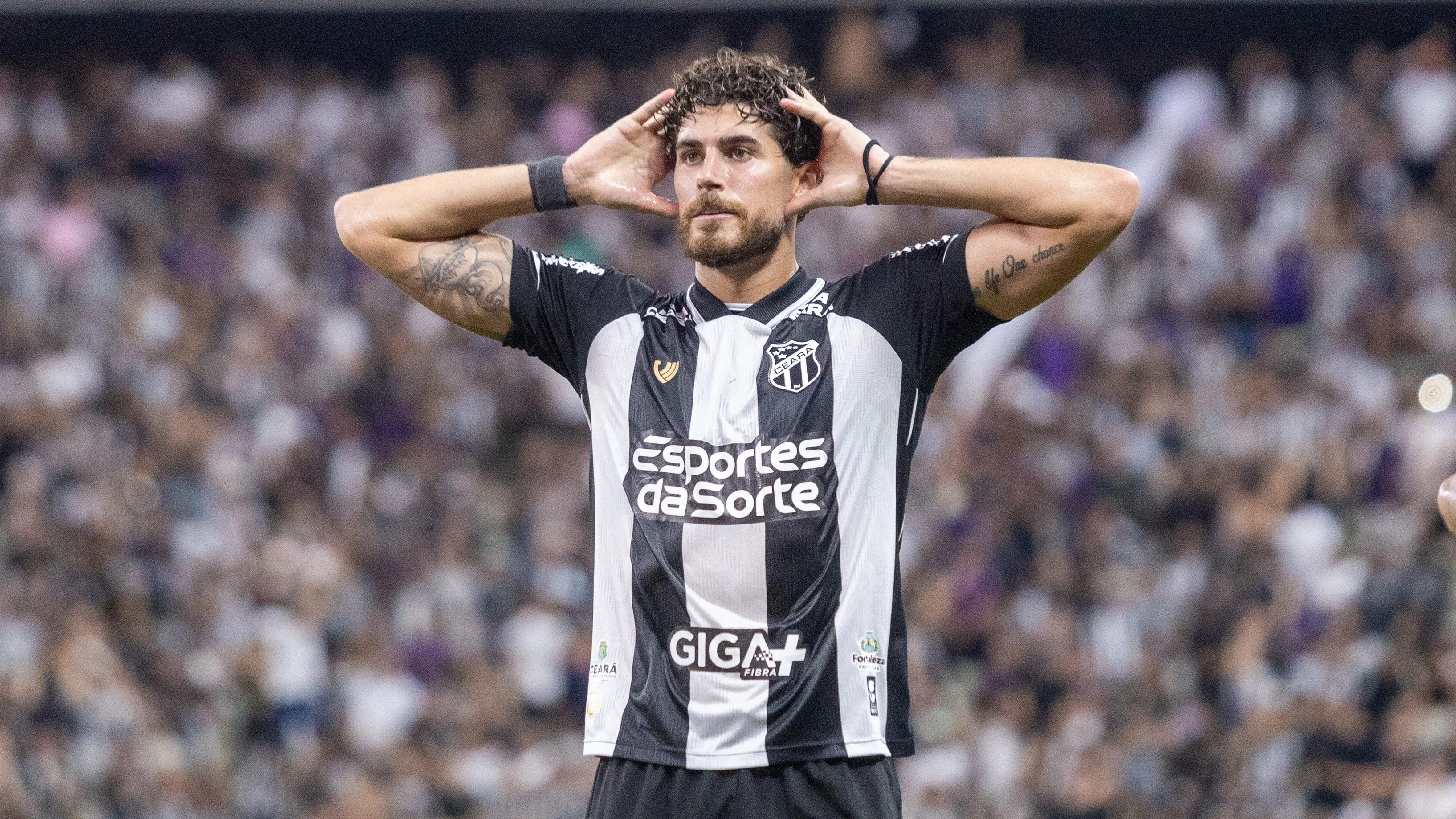 Pedro Raul, jogador do Ceará comemora seu gol durante partida contra o Flamengo na Arena Castelão. Foto: Lucas Emanuel/AGIF
