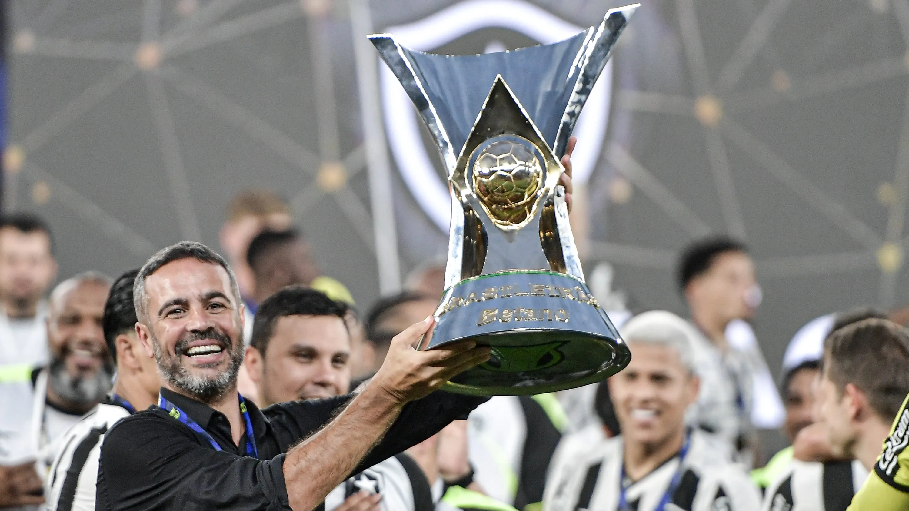 Artur Jorge comemorando o título do Campeonato Brasileiro pelo Botafogo – Foto: Thiago Ribeiro/AGIF