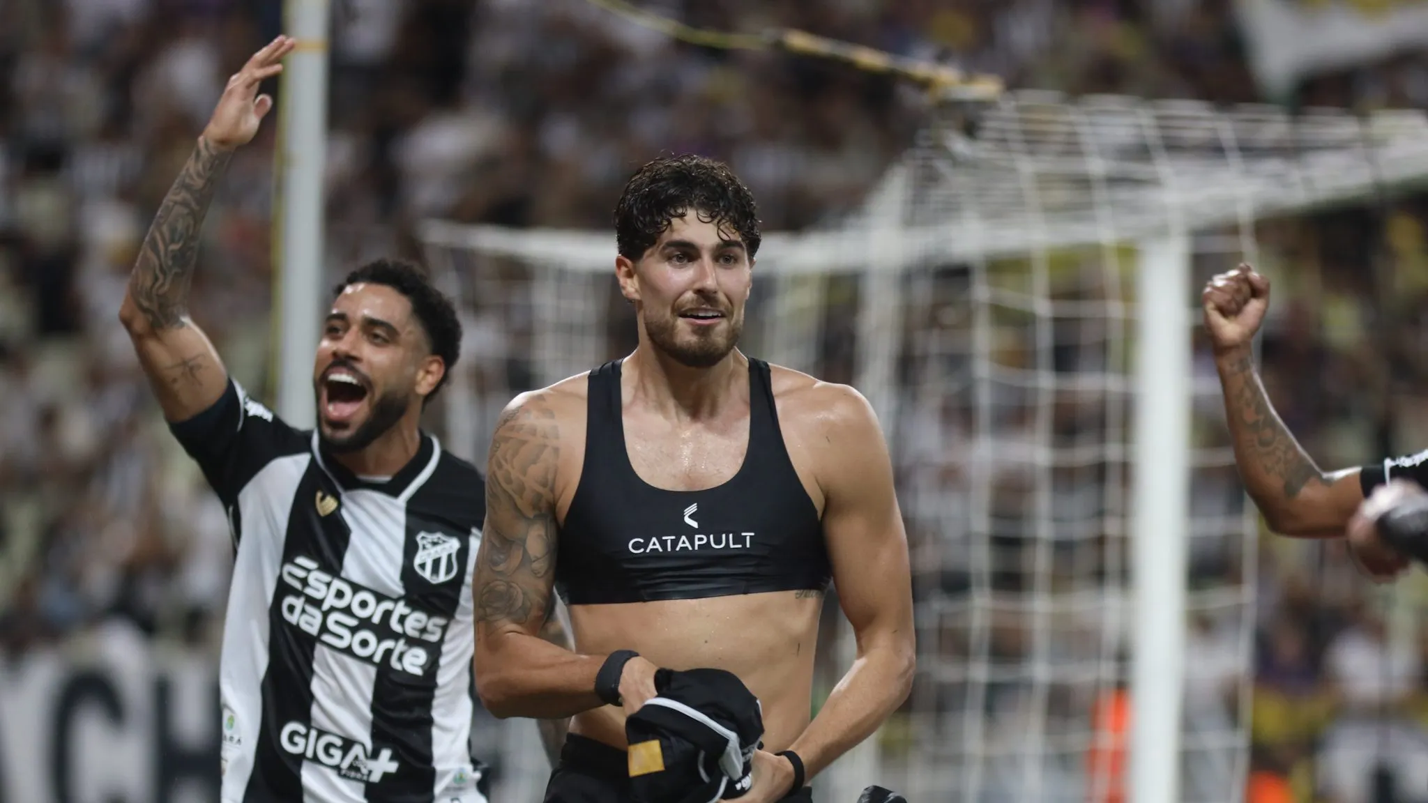 Pedro Raul jogador do Ceara comemora seu gol durante partida contra o Fluminense no estadio Arena Castelao pelo campeonato Brasileiro A 2025. Foto: Lucas Emanuel/AGIF