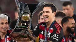 RJ - RIO DE JANEIRO - 03/12/2025 - BRASILEIRO A 2025, FLAMENGO X CEARA - Pedro jogador do Flamengo levanta a taca de campeao durante cerimonia de premiacao ao final da partida contra o Ceara no estadio Maracana pela decisao do campeonato Brasileiro A 2025. Foto: Jorge Rodrigues/AGIF