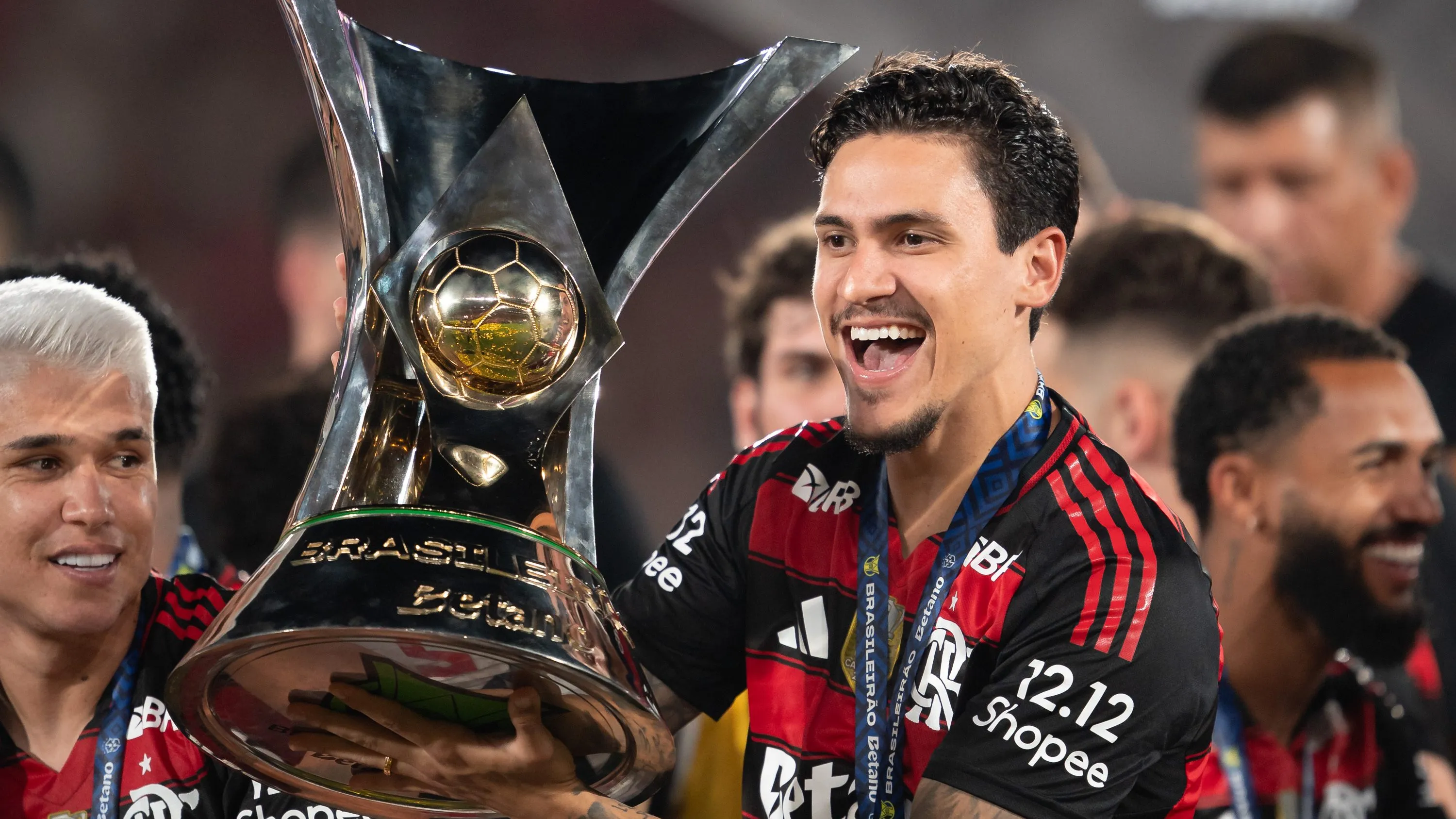RJ – RIO DE JANEIRO – 03/12/2025 – BRASILEIRO A 2025, FLAMENGO X CEARA – Pedro jogador do Flamengo levanta a taca de campeao durante cerimonia de premiacao ao final da partida contra o Ceara no estadio Maracana pela decisao do campeonato Brasileiro A 2025. Foto: Jorge Rodrigues/AGIF