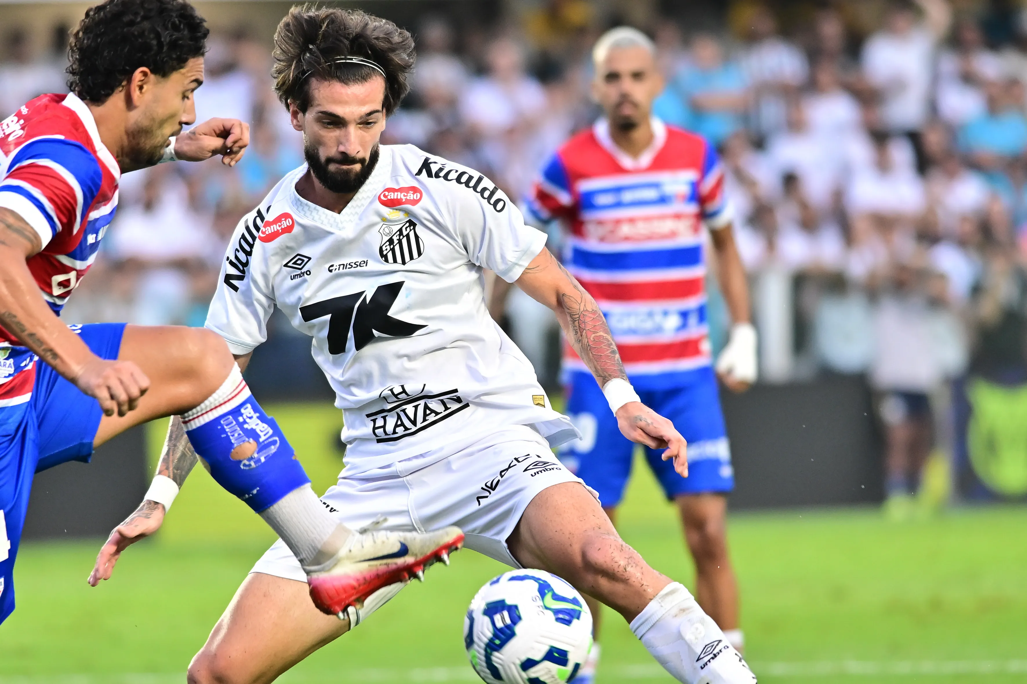 Lautaro Díaz não poderá estar em campo contra o Cruzeiro a não ser que Peixe pague multa de R$ 1 milhão – Foto: Jota Erre/AGIF