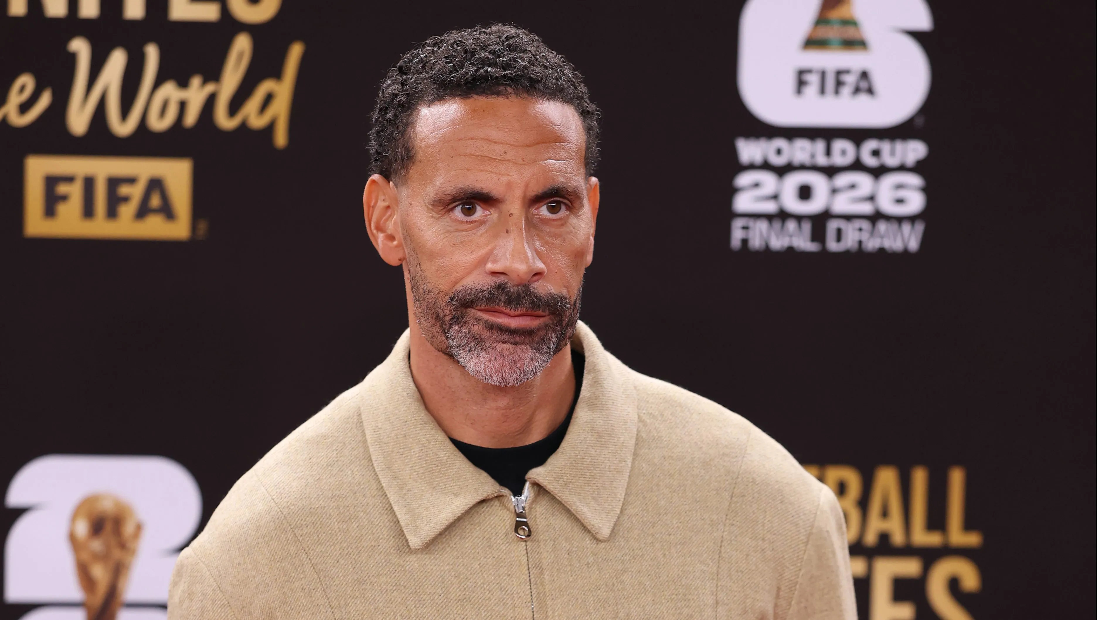Rio Ferdinand é o único representante do futebol na comissão do sorteio.  (Photo by Dan Mullan/Getty Images)