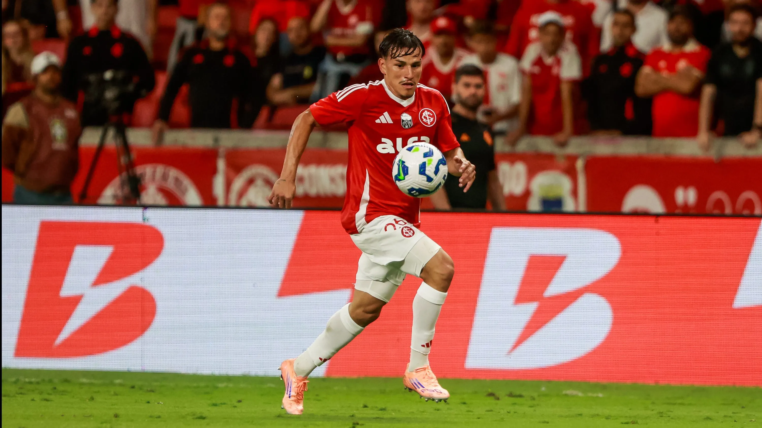 Bernabei está na mira do Vasco - Foto: Luiz Erbes/AGIF.