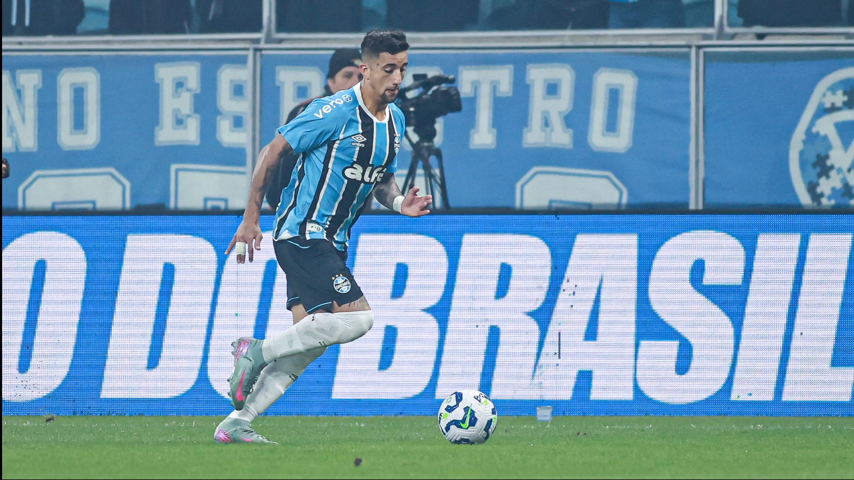 Kike Olivera deve sair do Grêmio - Foto: Maxi Franzoi/AGIF.