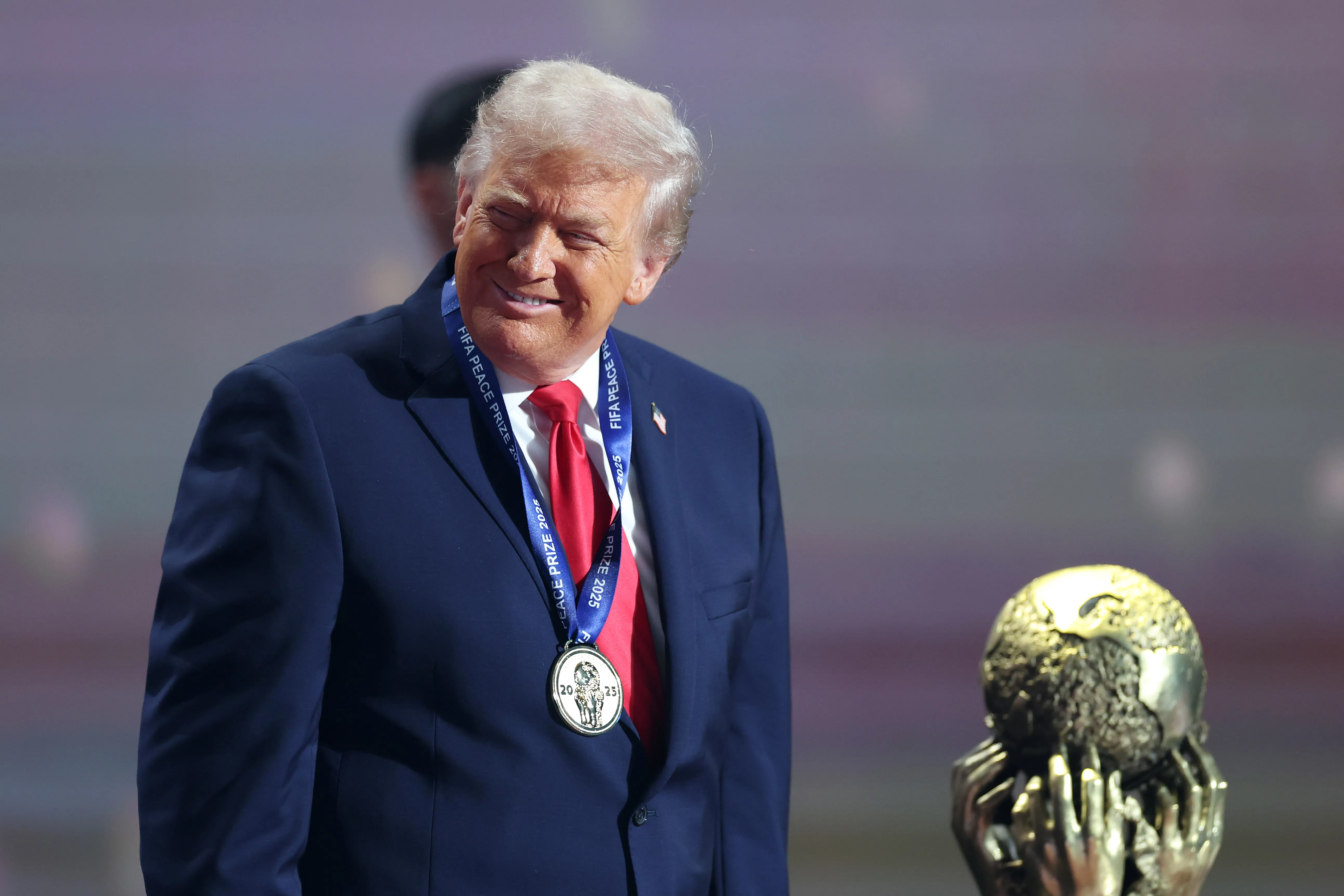 Donald Trump, presidente dos Estados Unidos da América, marcando presença no sorteio da Copa do Mundo de 2026 – (Photo by Dan Mullan/Getty Images)