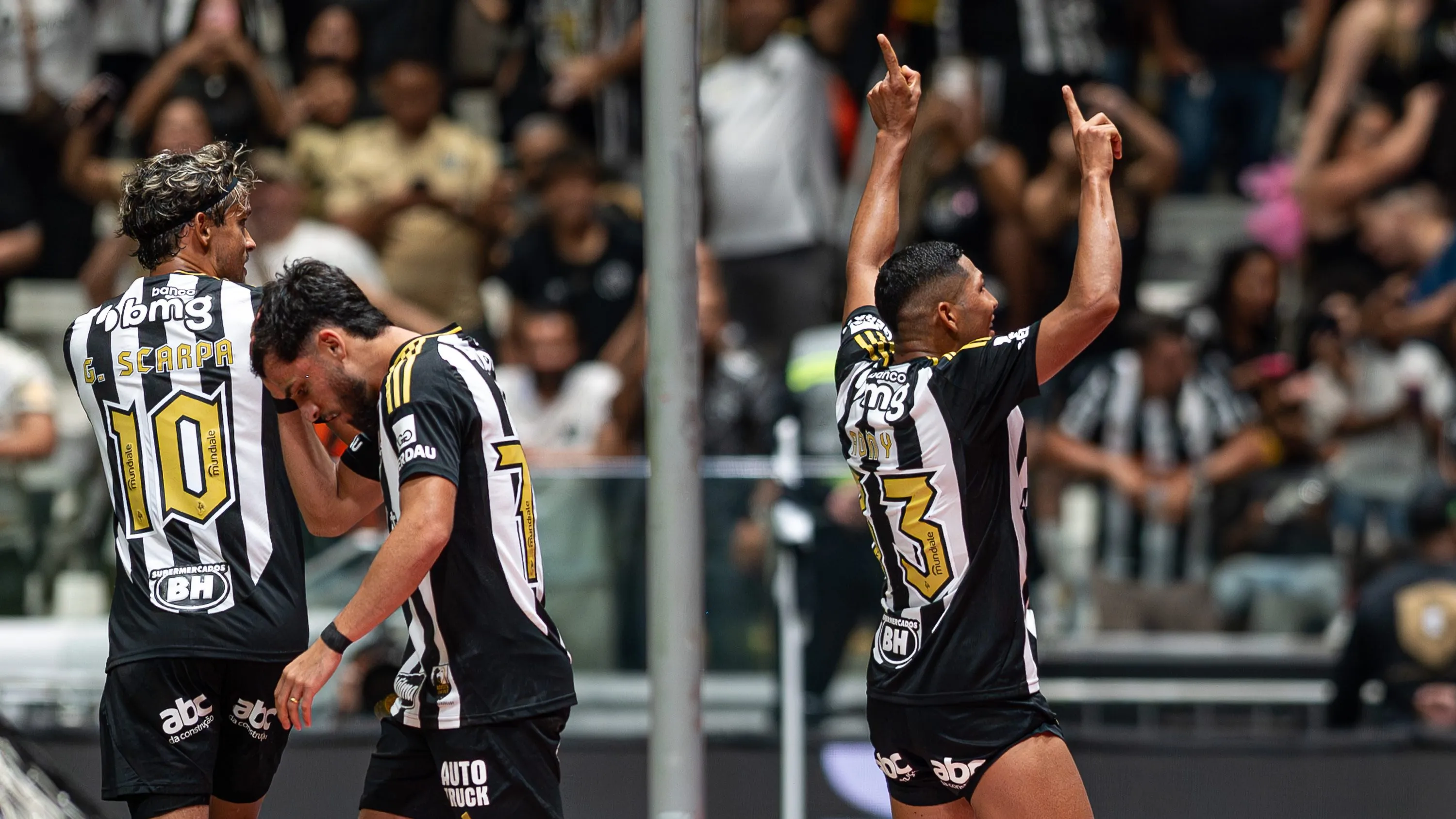 Rony comemora seu gol durante partida contra o Sport no estadio Arena MRV pelo campeonato Brasileiro A 2025. Foto: Alessandra Torres/AGIF