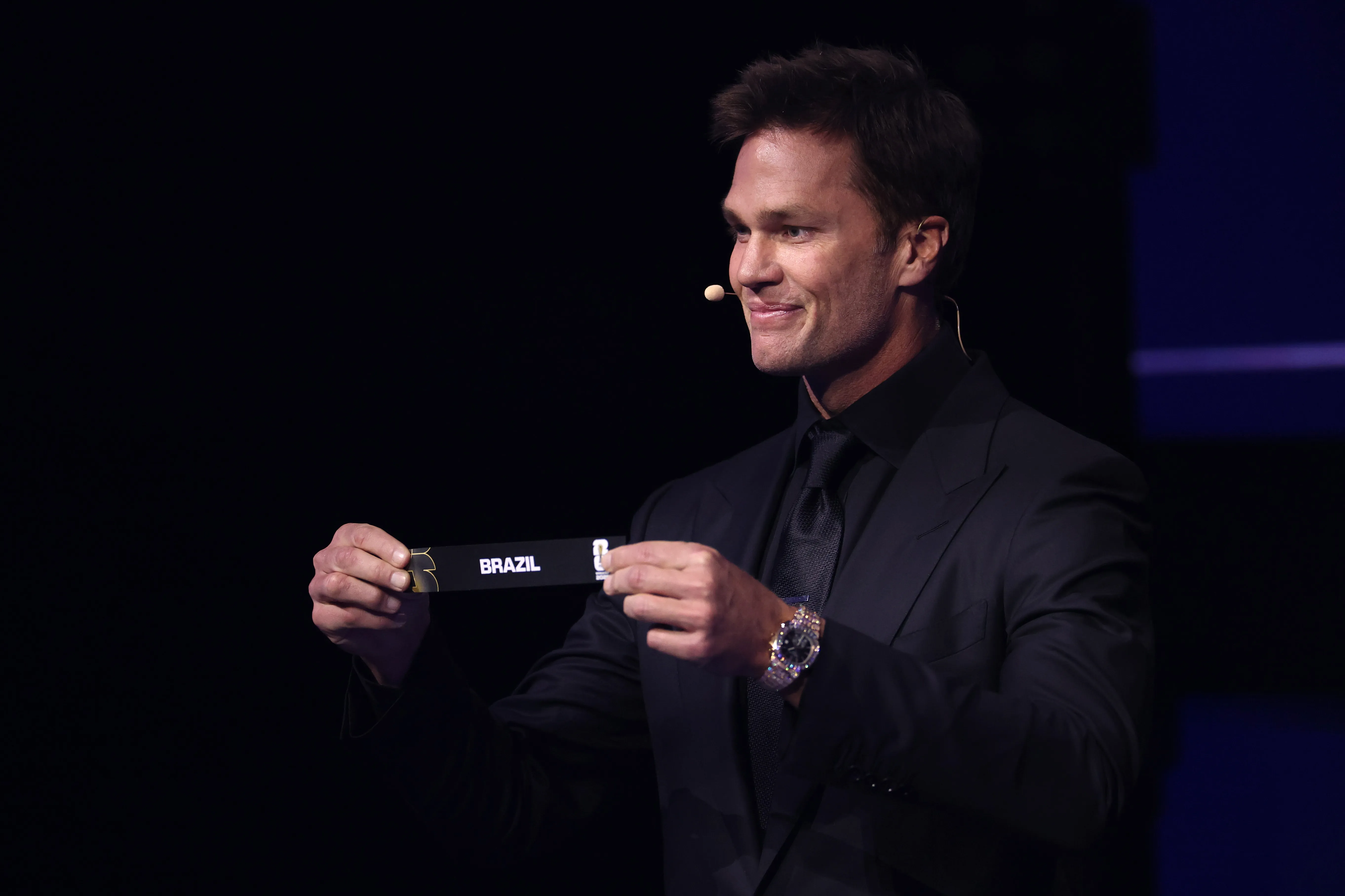Tom Brady, ídolo da NFL, participou de sorteio da Copa do Mundo e definiu posição do Brasil nos grupos – Foto: Patrick Smith/Getty Images