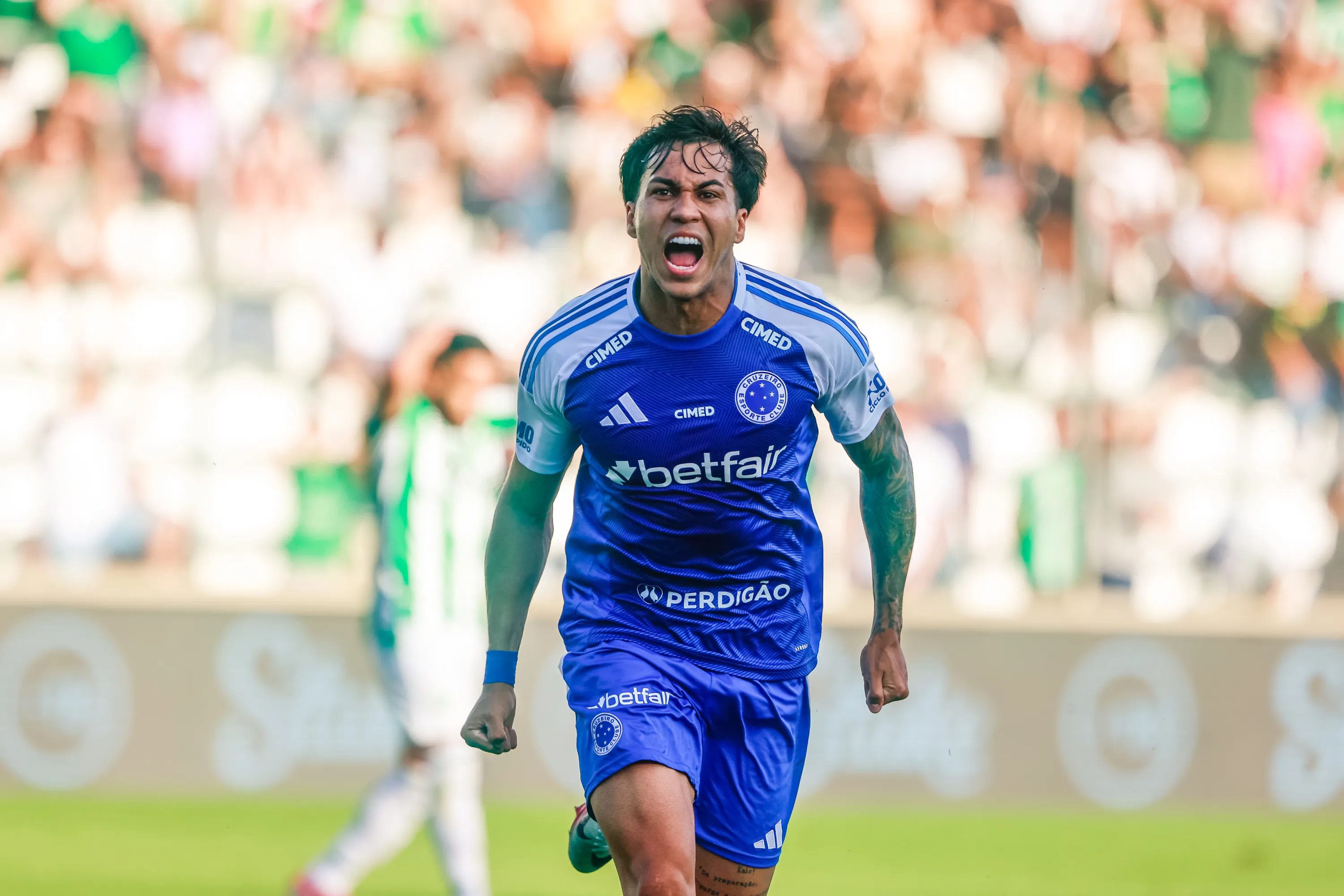 Kaio Jorge comemora um de seus gols pelo Cruzeiro no Brasileirão. Foto: Luiz Erbes/AGIF