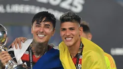 Carrascal comemorando título ao lado de Pulgar.