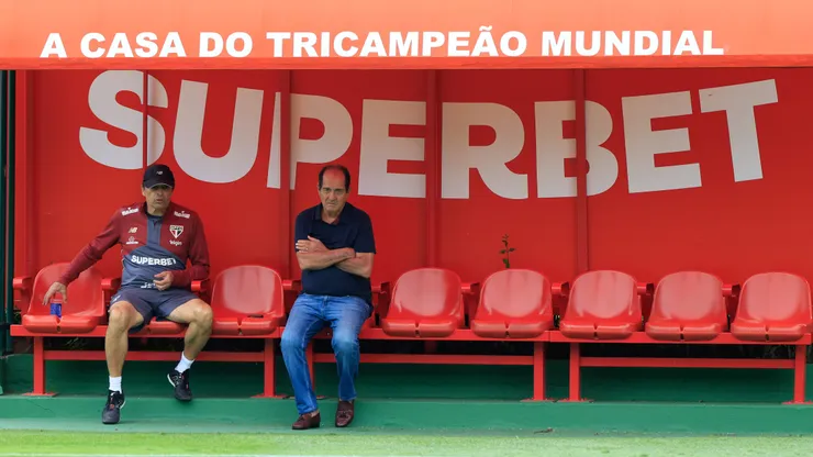 SP - SAO PAULO - 14/11/2025 - TREINO DO SAO PAULO - Milton Cruz (e) e Murici Ramalho dirigente do Sao Paulo durante treino no estadio CT Barra Funda. Foto: Marcello Zambrana/AGIF