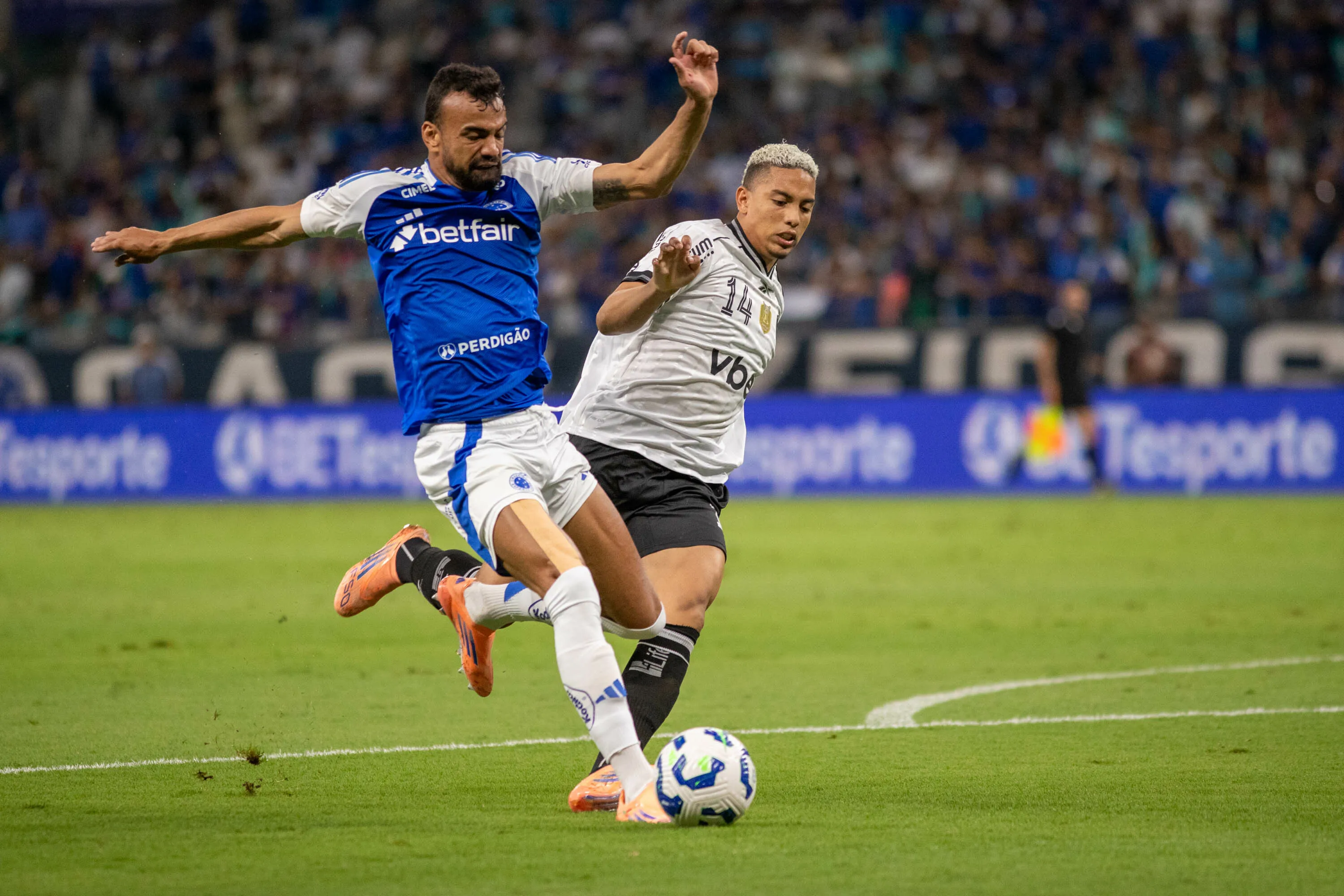 Cruzeiro empatou com o Botafogo na despedida do Mineirão. Foto: Fernando Moreno/AGIF