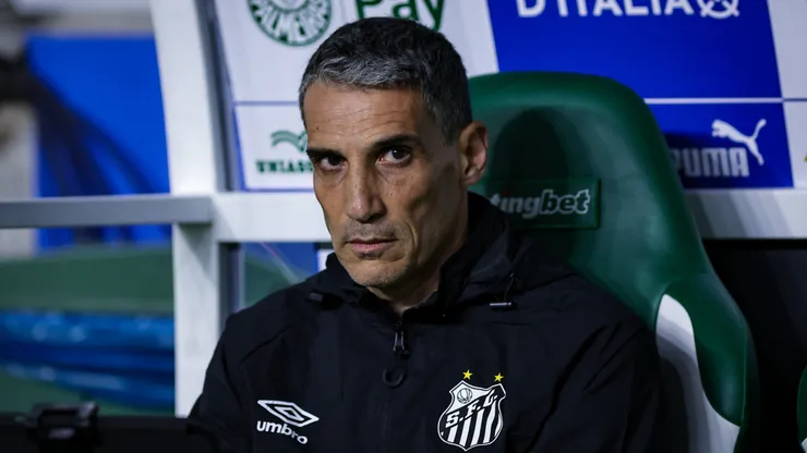 SP - SAO PAULO - 06/11/2025 - BRASILEIRO A 2025, PALMEIRAS X SANTOS - Juan Pablo Vojvoda tecnico do Santos durante partida contra o Palmeiras no estadio Arena Allianz Parque pelo campeonato Brasileiro A 2025. Foto: Fabio Giannelli/AGIF