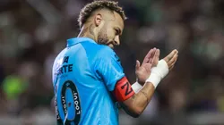 Neymar, jogador do Santos, comemora seu gol durante partida contra o Juventude no estadio Alfredo Jaconi pelo campeonato Brasileiro A 2025. Foto: Luiz Erbes/AGIF