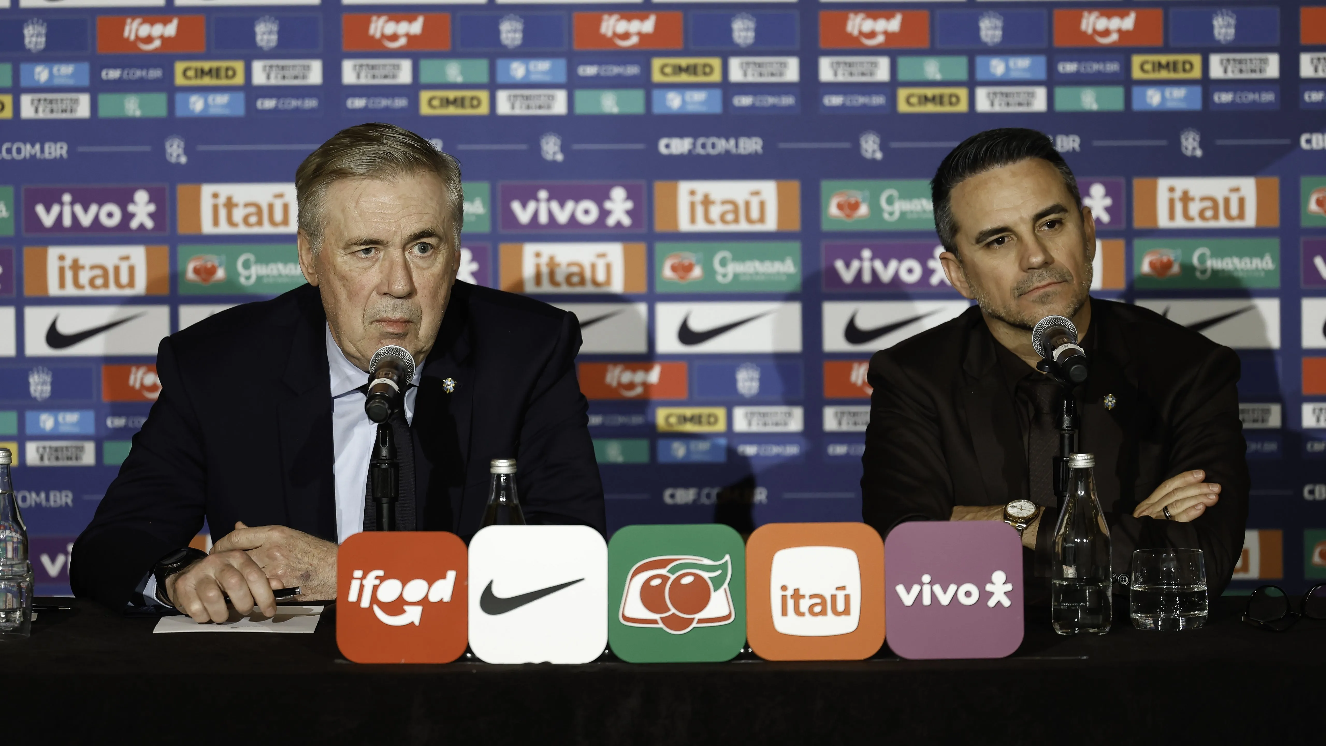 Ancelotti e Rodrigo Caetano durante coletiva de imprensa. Foto: @rafaelribeirorio / CBF
