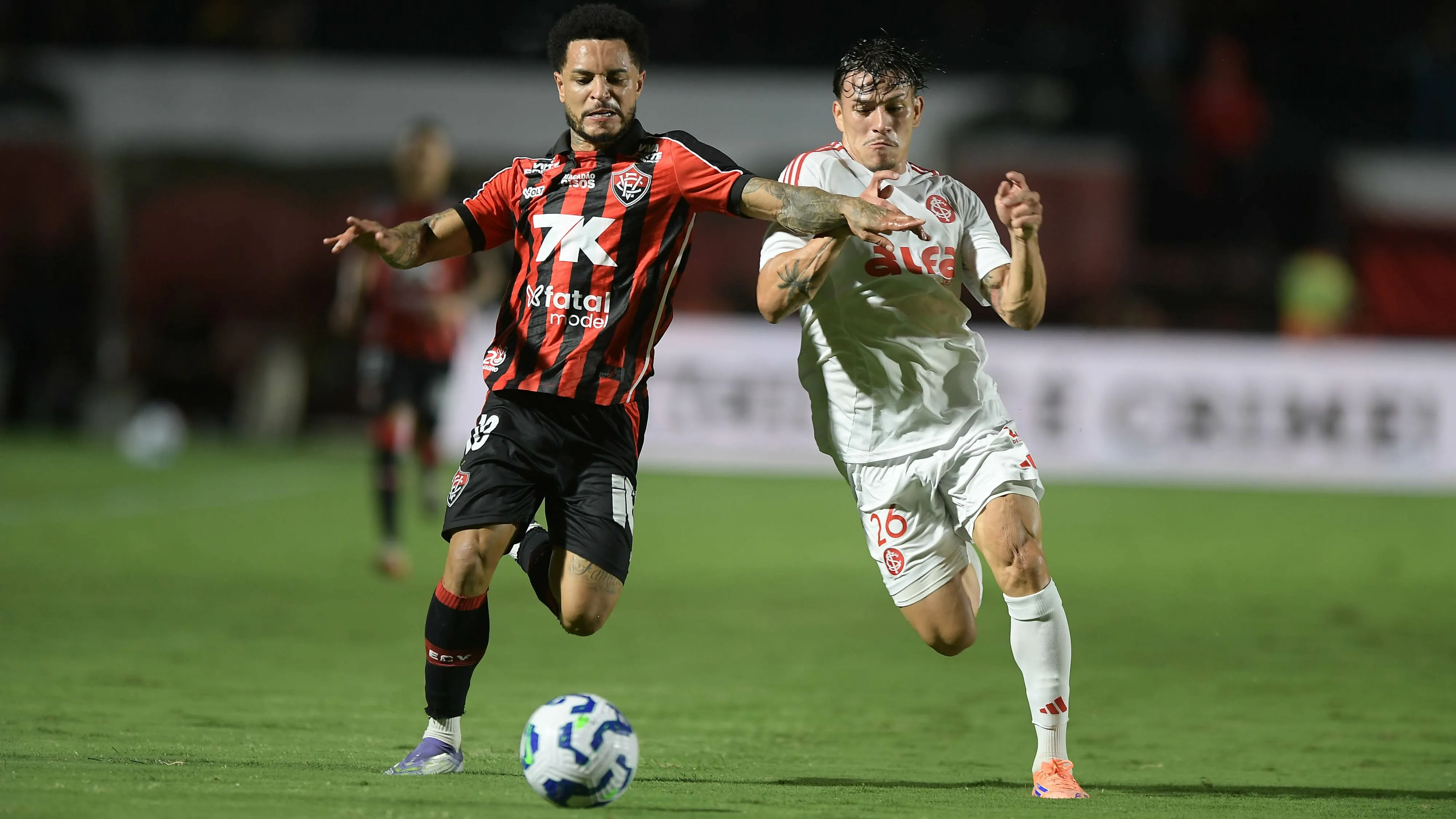 Vitória e Inter se enfrentando pelo Campeonato Brasileiro A 2025. Foto: Jhony Pinho/AGIF
