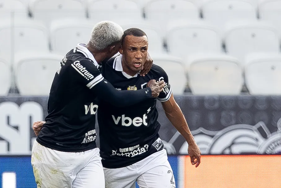 Jordan Barrera  E CUIABANO jogador do Botafogo comemora seu gol com  jogador da sua equipe durante partida contra o Corinthians no estadio Arena Corinthians pelo campeonato Brasileiro A 2025. Foto: Joisel Amaral/AGIF