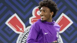 SP - BRAGANCA PAULISTA - 05/11/2025 - BRASILEIRO A 2025, BRAGANTINO X CORINTHIANS - TALLES MAGNO Jogador do Corinthians durante entrada em campo para partida contra o Bragantino no estadio Cicero De Souza Marques pelo campeonato Brasileiro A 2025. Foto: Joisel Amaral/AGIF