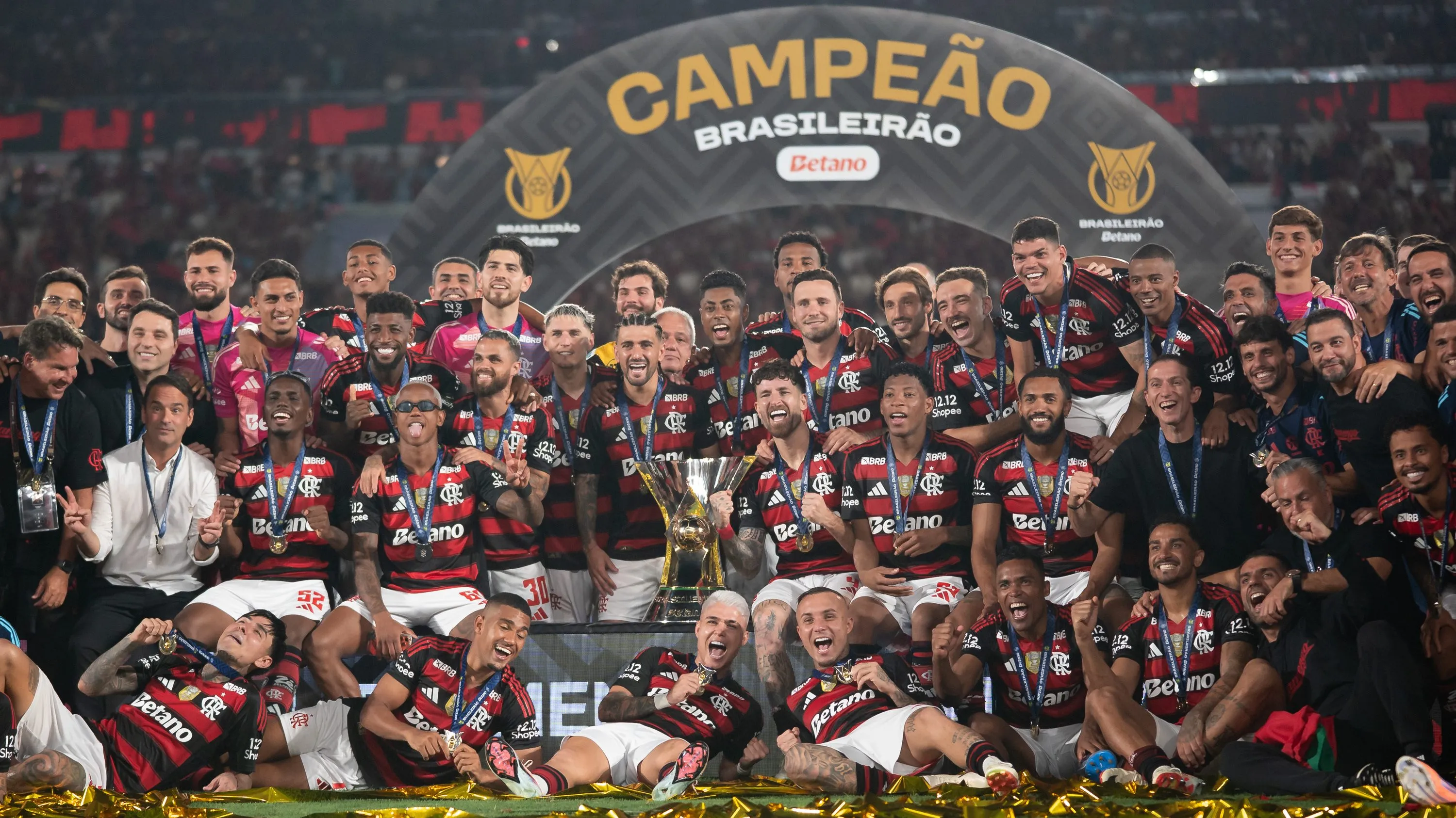 Jogadores do Flamengo comemoram titulo de campeao apos partida contra o Ceara no estadio Maracana pela decisao do campeonato Brasileiro A 2025. Foto: Jorge Rodrigues/AGIF