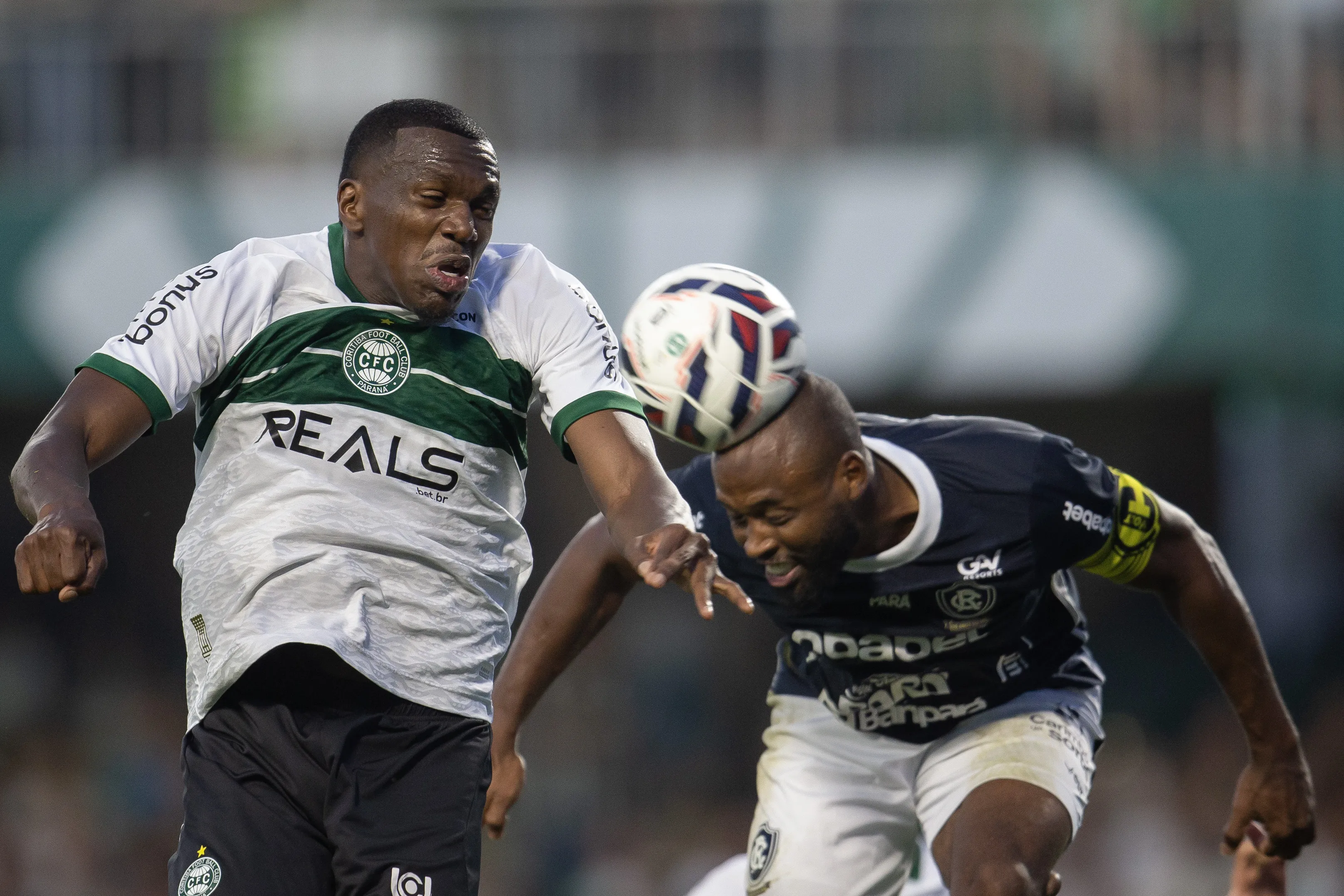 Jacy jogador do Coritiba disputa lance com Reynaldo jogador do Remo durante partida no estadio Couto Pereira pelo campeonato Brasileiro B 2025. Foto: Hedeson Alves/AGIF