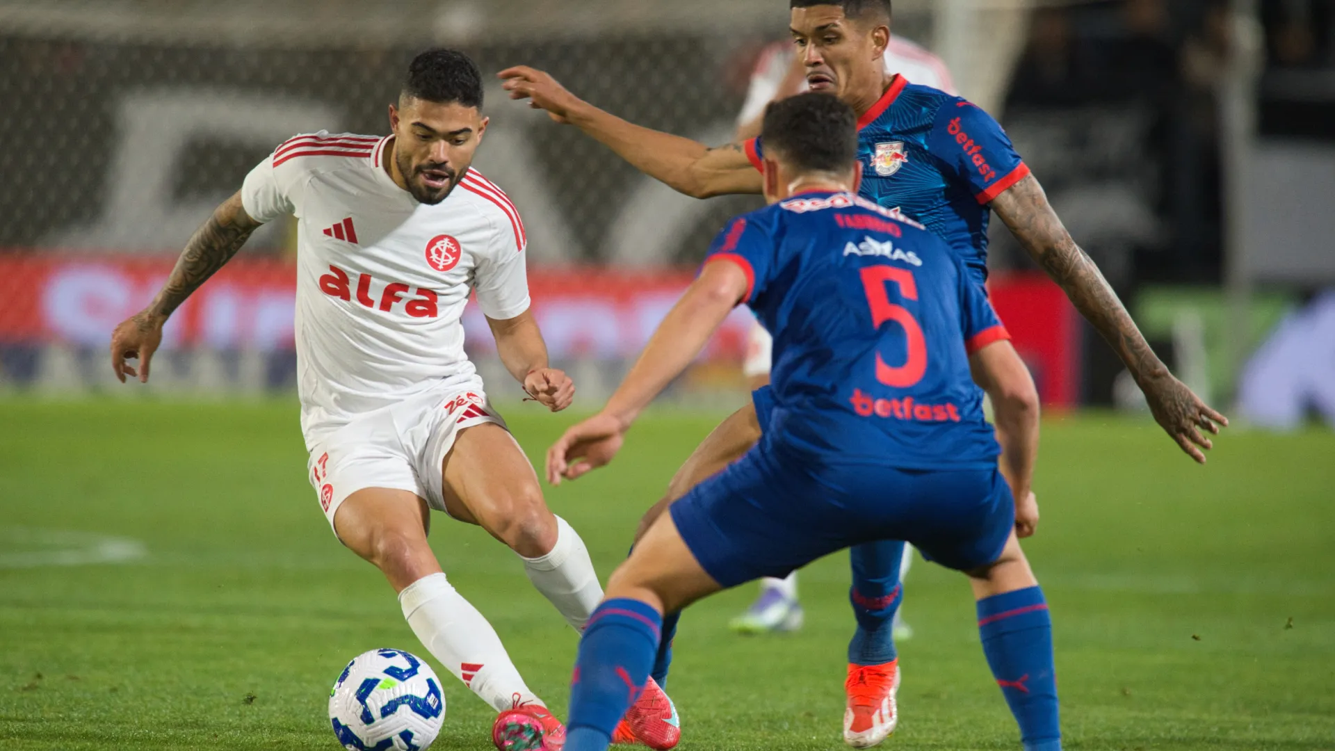 Internacional encara o RB Bragantino no Beira-Rio – Foto: Anderson Romão/AGIF