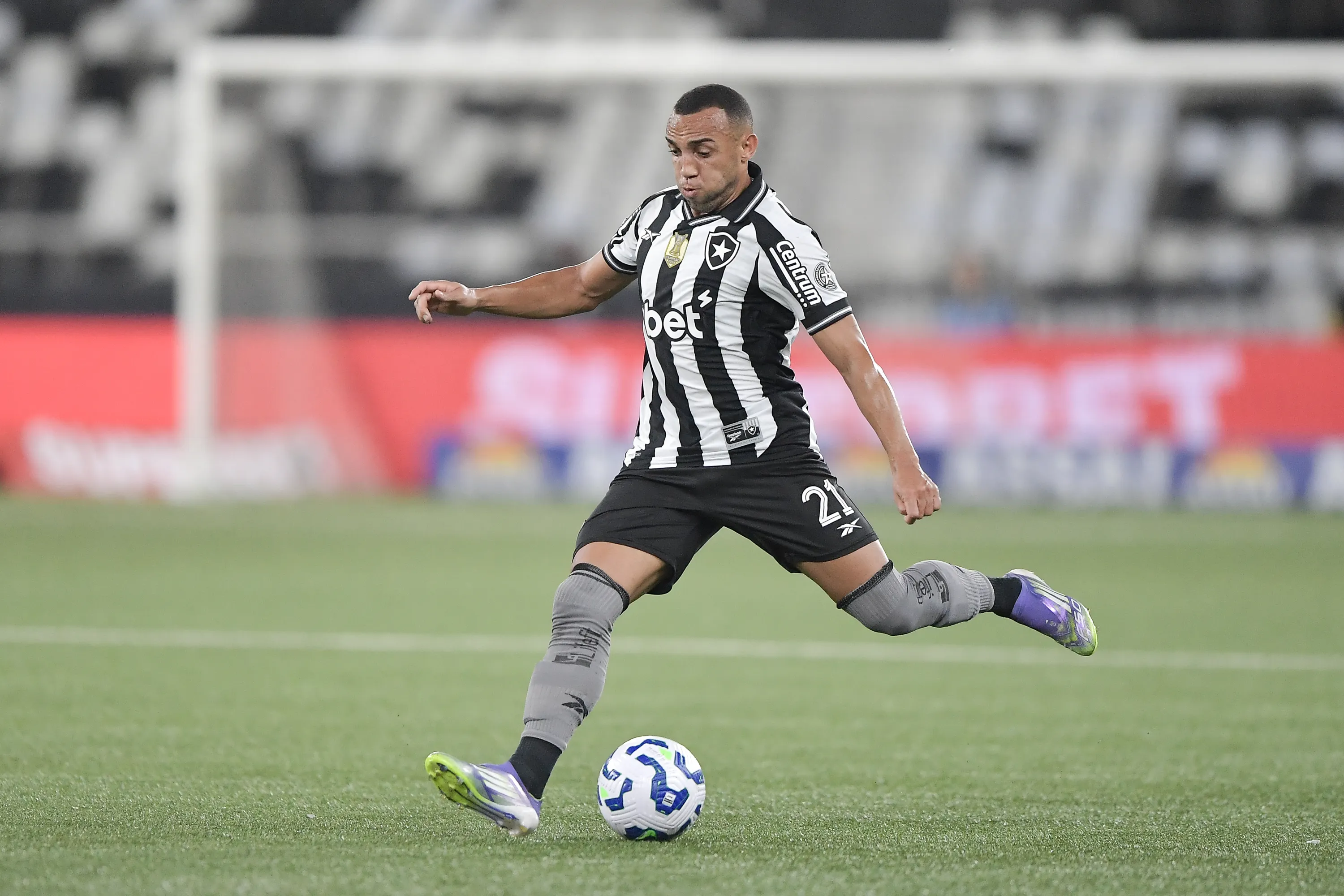Marçal durante partida pelo Botafogo. Foto: Thiago Ribeiro/AGIF