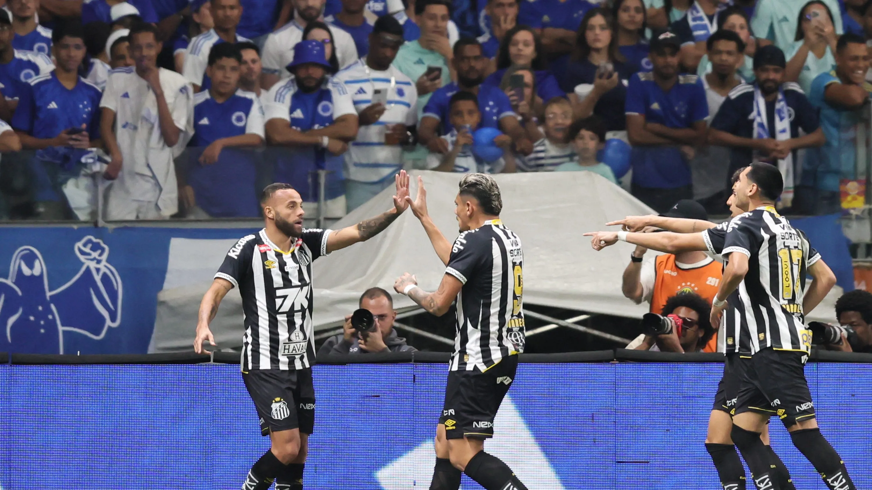 Guilherme jogador do Santos comemora seu gol durante partida contra o Cruzeiro no estadio Mineirao pelo campeonato Brasileiro A 2025.  Foto: Gilson Lobo/AGIF
