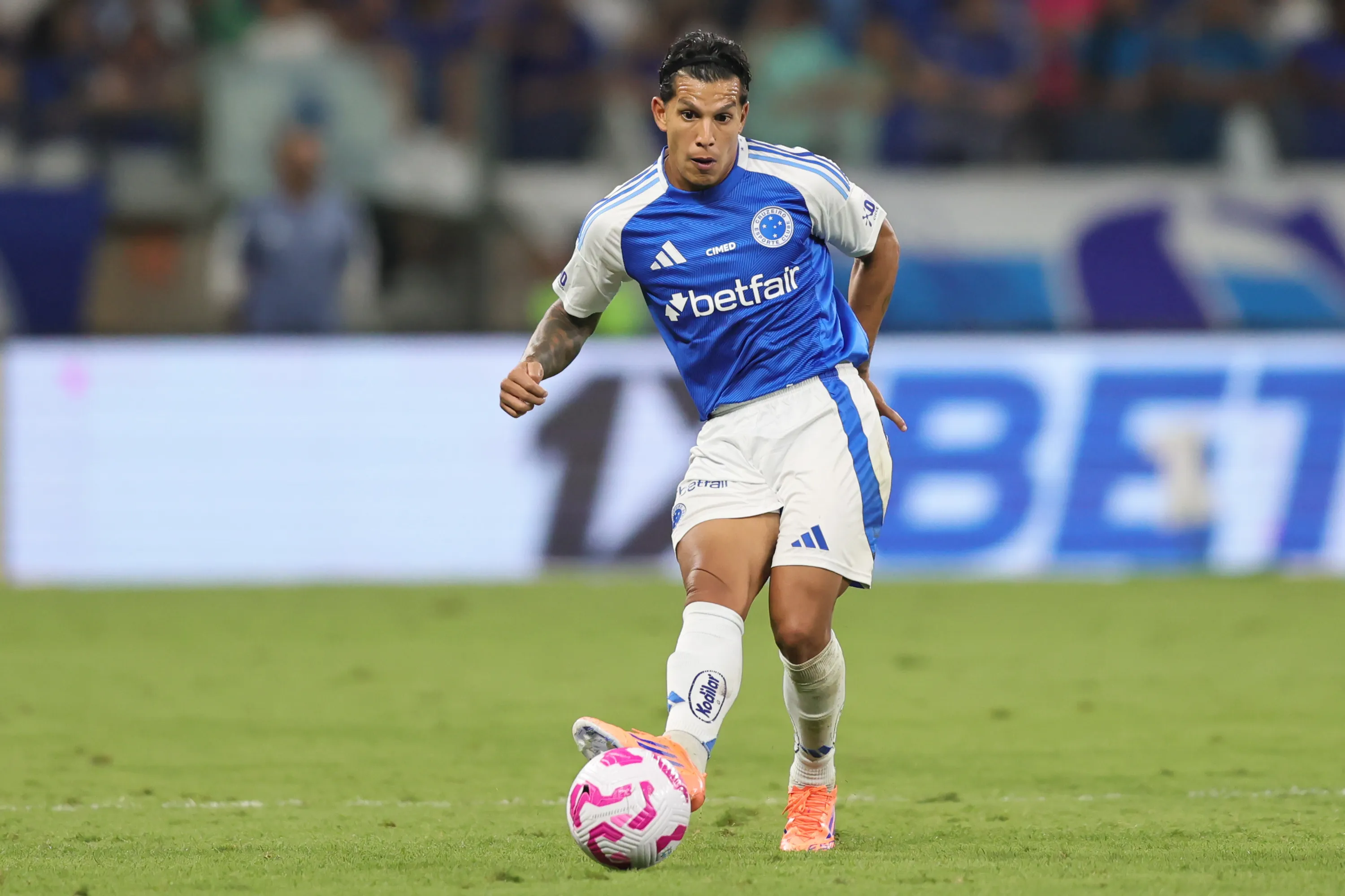 Lucas Romero durante partida pelo Cruzeiro. Foto: Gilson Lobo/AGIF