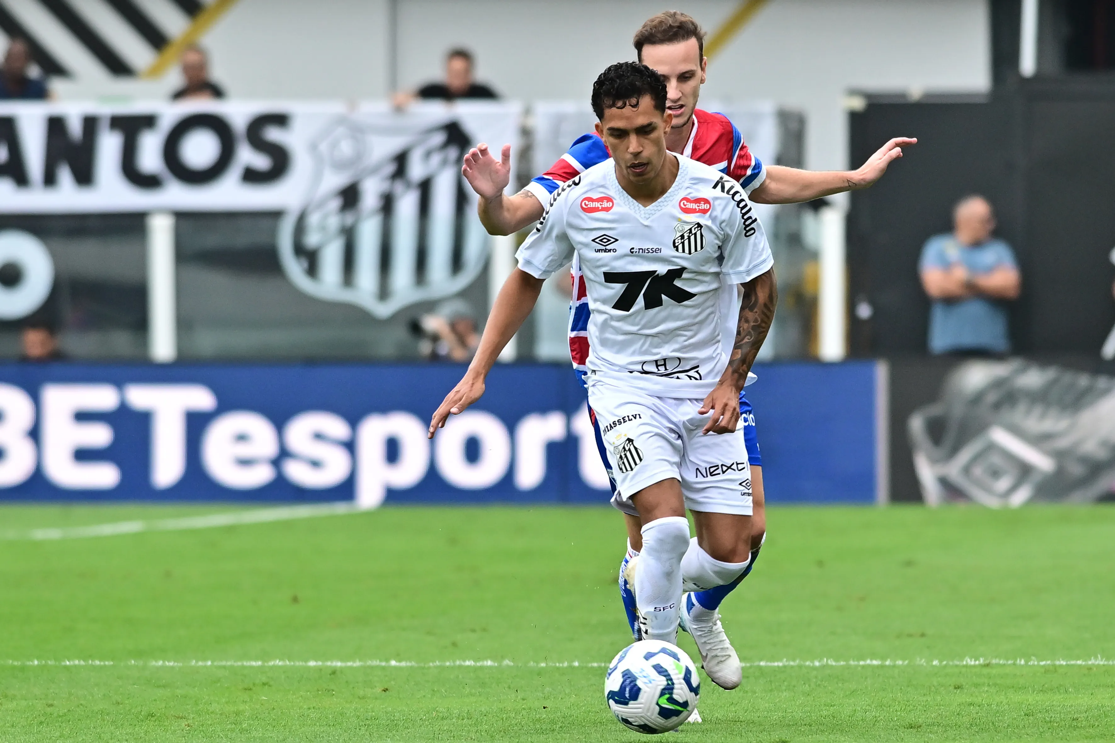 Igor Vinícius durante partida pelo Santos. Foto: Jota Erre/AGIF
