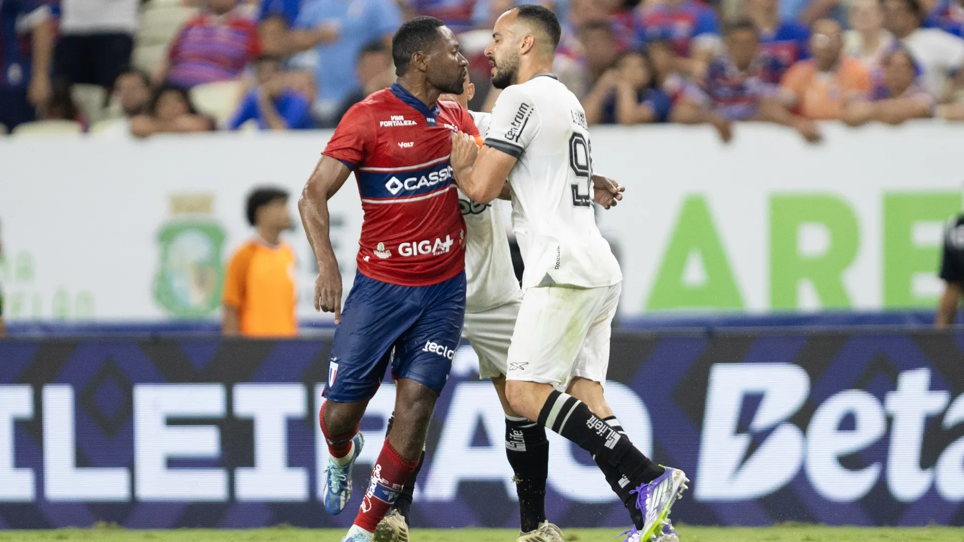 Arthur Cabral no último duelo entre Fortaleza e Botafogo – Foto: Baggio Rodrigues/AGIF
