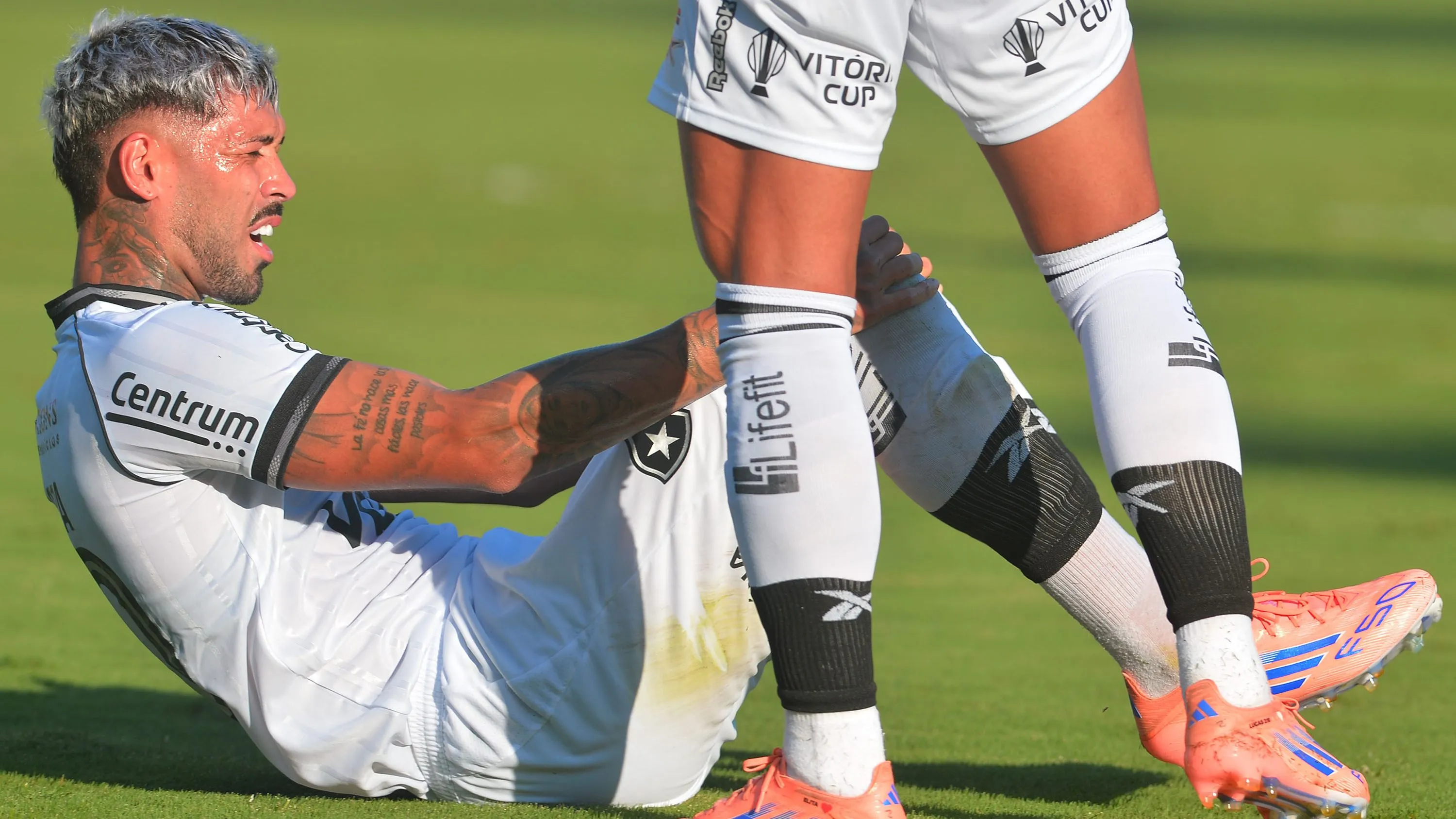 Alexander Barboza jogador do Botafogo durante partida contra o Vitoria no estadio Barradao pelo campeonato Brasileiro A 2025. Foto: Walmir Cirne/AGIF